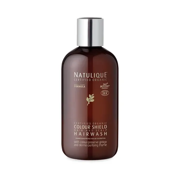 NATULIQUE Colour Shield Hairwash - En mild, certificeret økologisk shampoo der beskytter og vedligeholder farvet hår. Med açaibær, timianekstrakt og silkeprotein, der forsegler hårstrået og sikrer langvarig farve. 95% naturlige ingredienser, uden parabener og silicone.